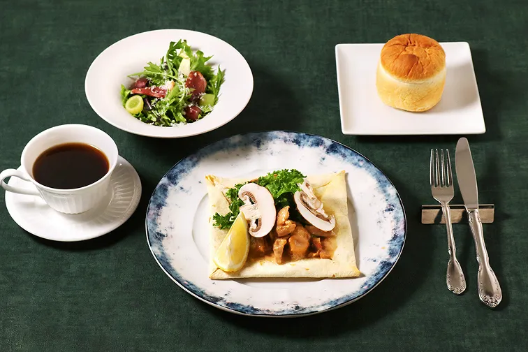パリのカフェランチ（前菜＋メイン＋パン＋コーヒーor紅茶）