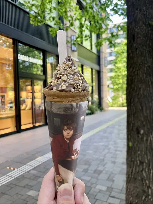 アーモンドが振りかけられたソフトクリーム