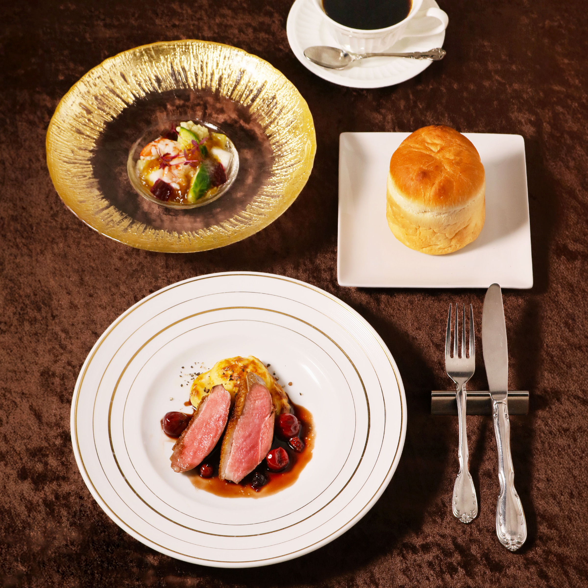 「Délices de la mode (デリス ドゥ ラ モード)」（前菜＋メイン＋パン＋コーヒーor紅茶）
¥2,800