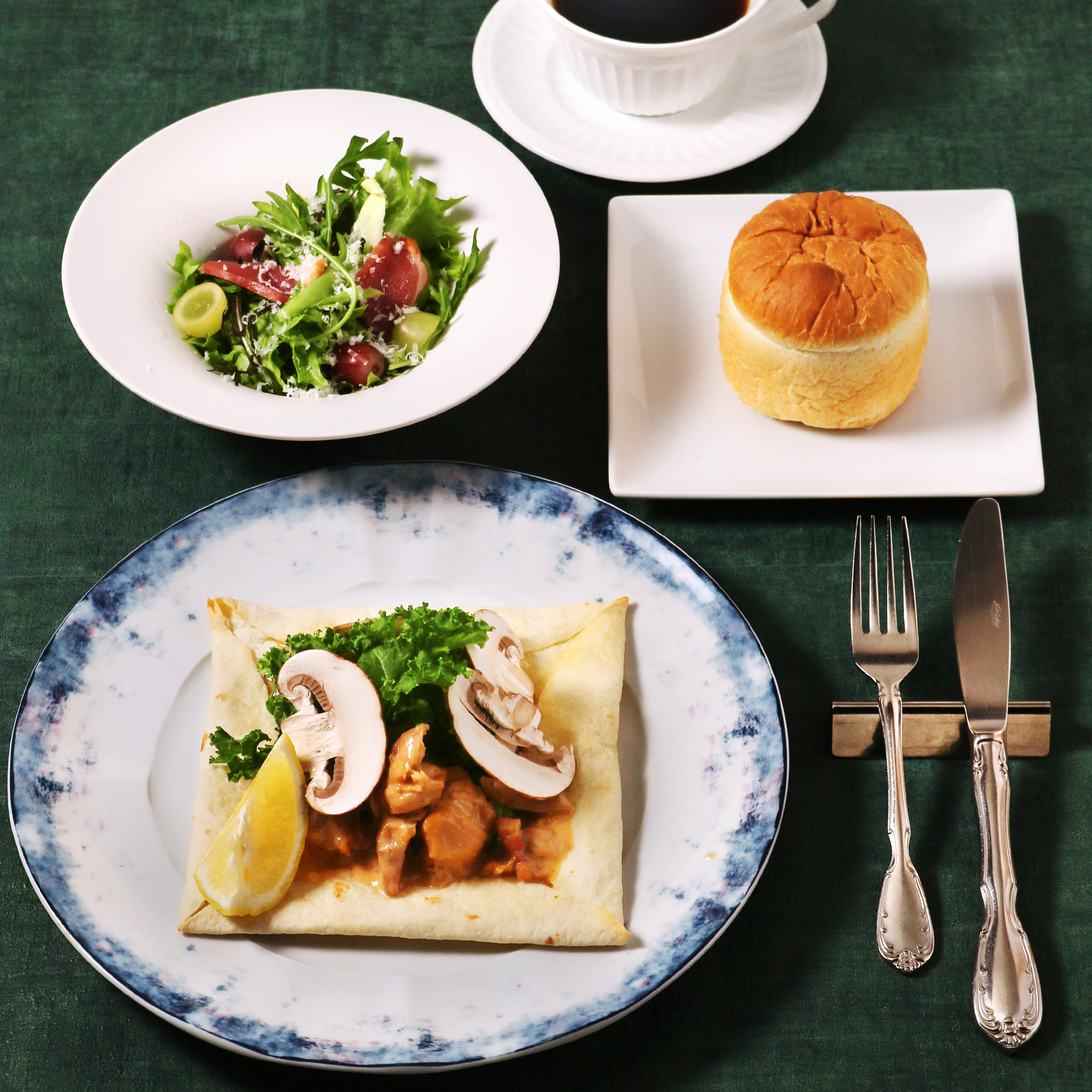パリのカフェランチ （前菜＋メイン＋パン＋コーヒーor紅茶）
¥2,800
